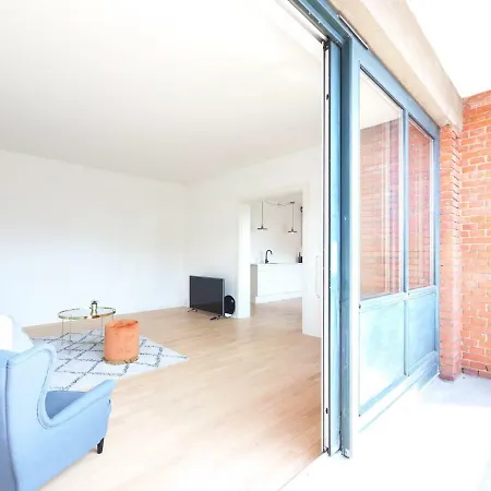 Comfort, Style & 2 Balconies *